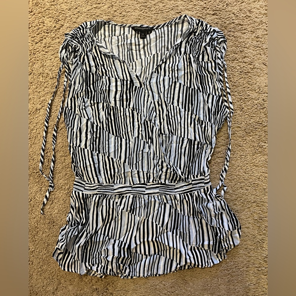 Banana Republic Wrap Top Blouse Womens XS Geometric Print Blue Black White